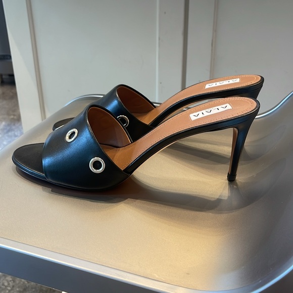 NIB ALAIA GROMMET LEATHER MULES 3” HEEL. 40/9 - Picture 4 of 9